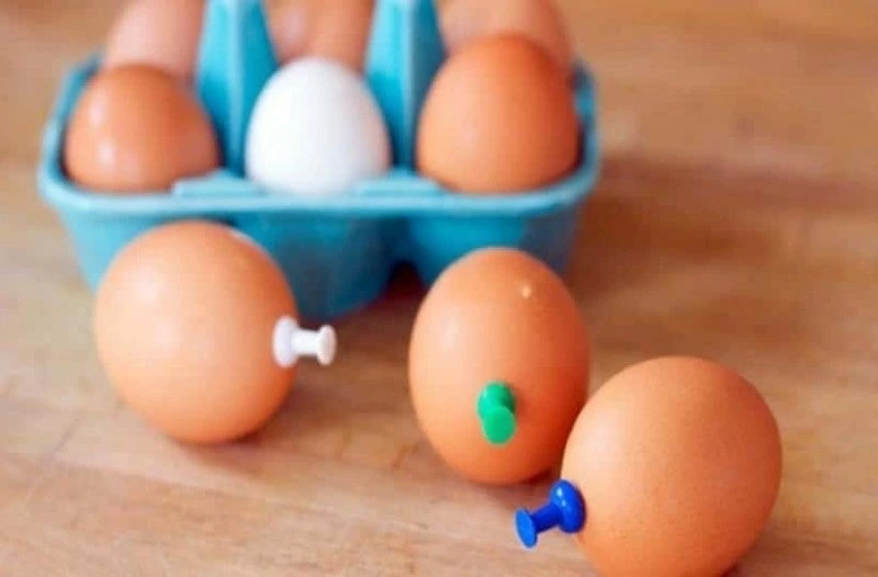 Πριν βράσει τα αυγά, τα τρυπάει πάντα με πινέζες – Μόλις μάθετε γιατί, θα το κάνετε κι εσείς! (βίντεο)